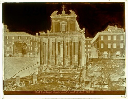 Roma - Portico del Tempio di Antonino e Faustina (costruito nel II Secolo).