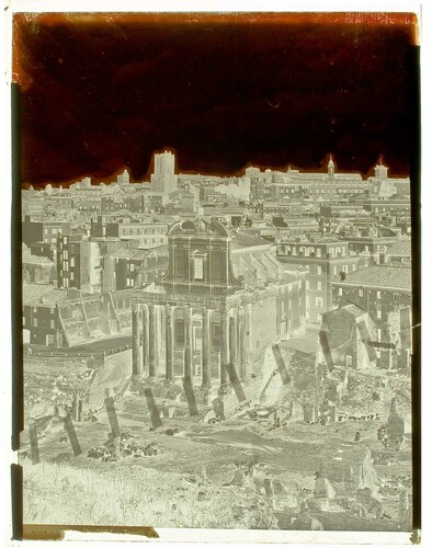 Roma - Panorama della citt�, visto dal Monte Palatino con il tempio di Antonio e faustina.