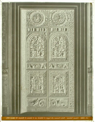 Roma - Palazzo  Vaticano - Porta d'accesso alle Logge di Raffaello con lo stemma di Clemente VII (Medici 1523).