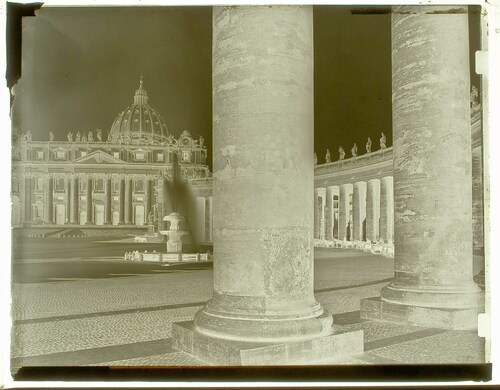 Roma - Una parte della Piazza di S. Pietro vista da sotto il Portico (XVI Secolo).
