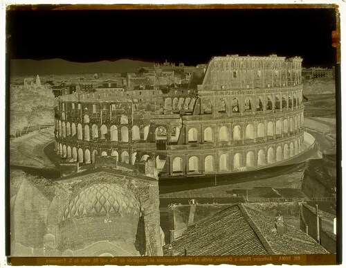 Roma - Anfiteatro Flavio o Colosseo, eretto da Flavio Vespasiano ed inaugurato da Tito nell'80, visto da S. Francesco