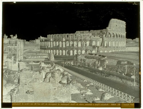 Roma - Anfiteatro Flavio o Colosseo, eretto da Flavio Vespasiano ed inaugurato da Tito nell'80, con l'Arco di Costantino