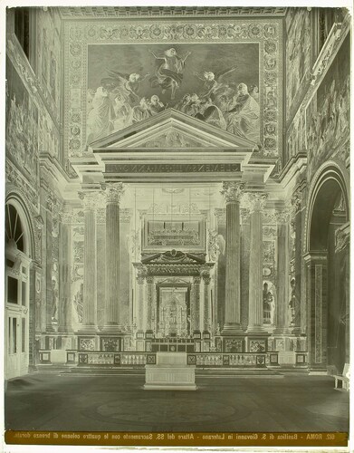 Roma - Basilica di S. Giovanni in Laterano - Altare del SS. Sacramento con le quattro colonne di bronzo dorato