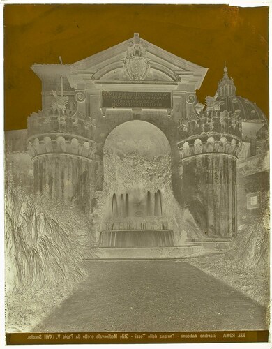 Roma - Giardino Vaticano - Fontana delle Torri - Stile Medioevale eretto da Paolo V (XVII Secolo).