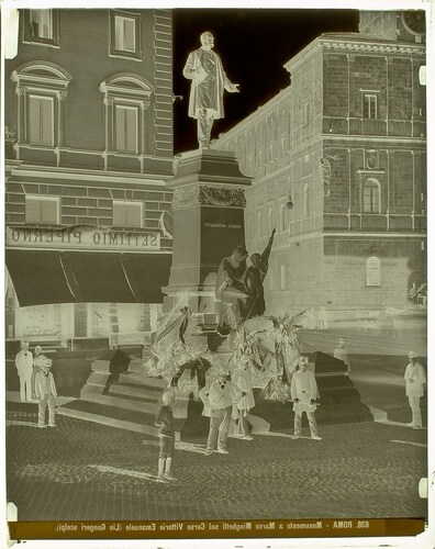 Roma - Monumento a Marco Minghetti sul Corso Vittorio Emanuele (Lio Gangeri scolpì).