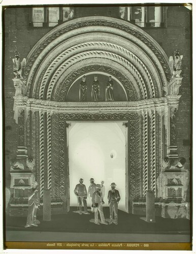Perugia - Palazzo Pubblico - La porta principale - XIV Secolo