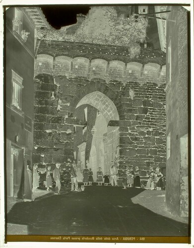Perugia - Arco detto della Mandorla, presso Porta Eburnea
