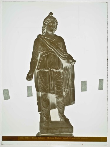 Roma - Museo Vaticano - Ministro Mitriaco, tenendo il pomo della discordia
