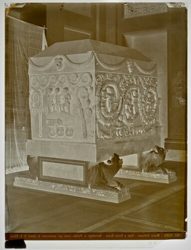 Roma - Museo Vaticano - Sala a Croce Greca - Sarcofago in Porfido rosso per conservare le ceneri di S. Elena