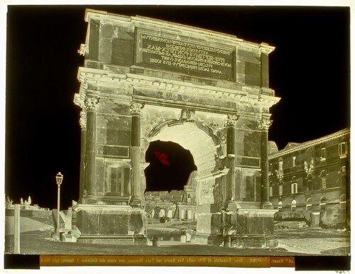 Roma - Arco Trionfale di Tito sulla Via Sacra nel Foro Romano, con vista del Colosseo (I Secolo) lato Nord.