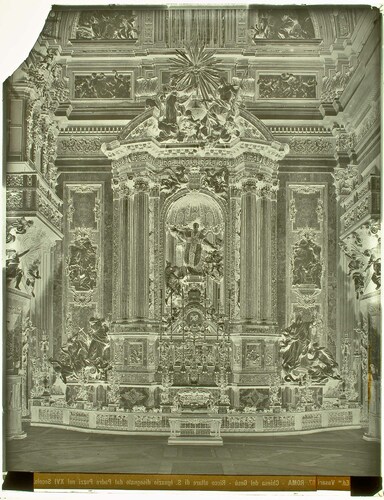 Roma - Chiesa del Gesù - Ricco altare di S. Ignazio disegnato dal Padre Pozzi nel XVI Secolo.