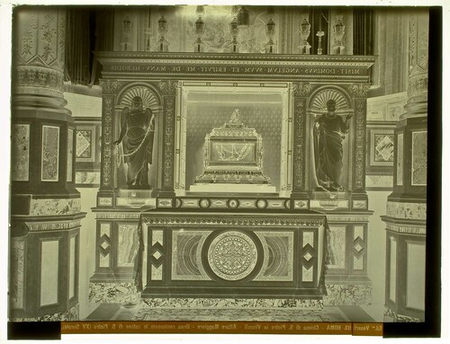 Roma - Chiesa di S. Pietro in Vincoli - Altare Maggiore - Urna contenente le catene di S. Pietro (XV Secolo).