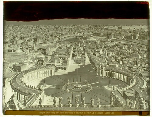 Roma - Piazza di S. Pietro in Vaticano e panorama della città preso dalla Cupola.