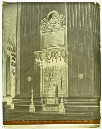 Roma - Basilica di S. Pietro in Vaticano - S. Pietro - Statua in bronzo con il Baldacchino (V Secolo).