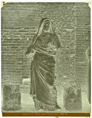 Roma - Busto di Vestale scoperto nel 1884 nel Foro Romano.