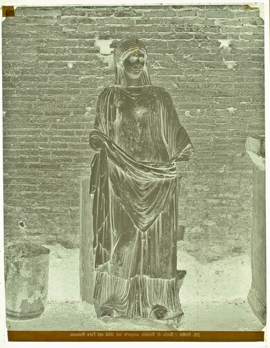Roma - Busto di Vestale scoperto nel 1884 nel Foro Romano.