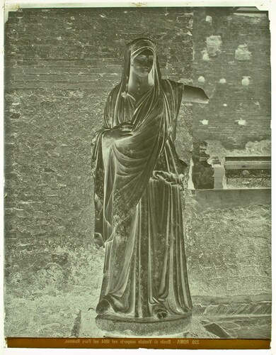 Roma - Busto di Vestale scoperto nel 1884 nel Foro Romano.