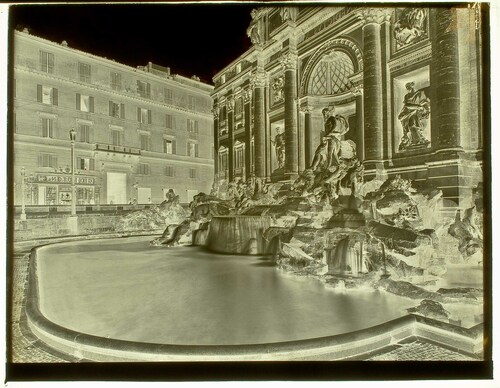 Fontana di Trevi, eretta da Clemente XII per opera di Nicolò Salvi nel 1730 - Veduta di scorcio - Dettaglio.