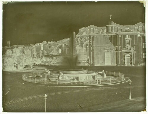 Fontana di Piazza Termini, costruita nel 1888; fotografia eseguita a luce elettrica - con veduta delle Terme Diocleziane.