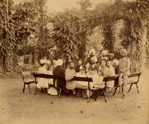 Colazione all'aperto nel giardino di Villa Carignano a Simla (India)