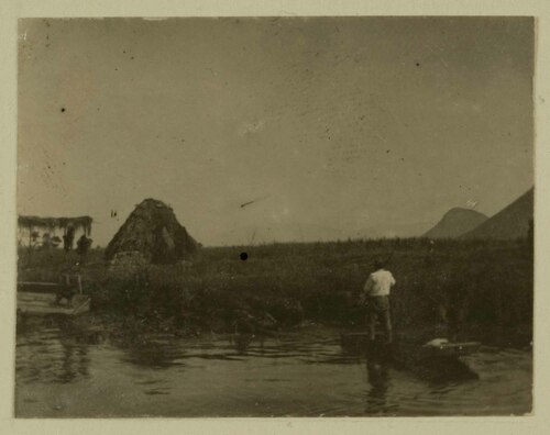 Sandalaro su un canale della Palude Pontina