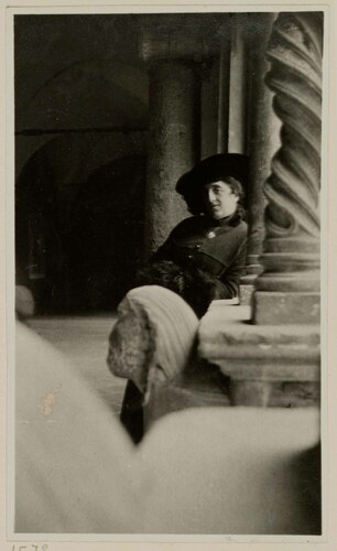 Maria Capobianco, moglie di Duilio Cambellotti, in un chiostro