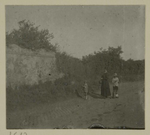 Maria, Adriano e Lucio Cambellotti durante una passeggiata