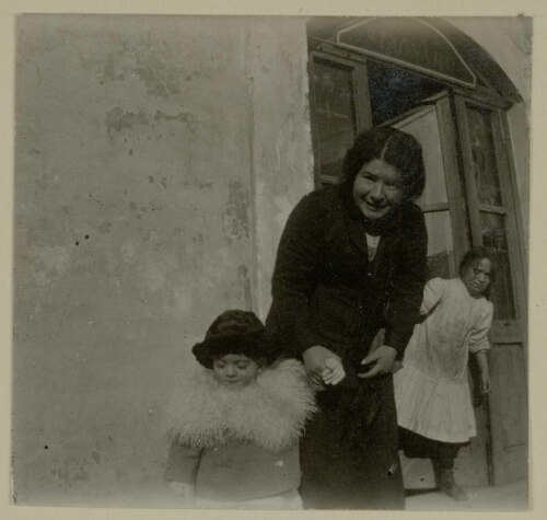 Donna con Adriano Cambellotti e una bambina