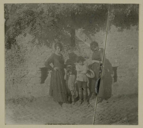 Maria Capobianco Cambellotti insieme alla sorella e ai due figli.