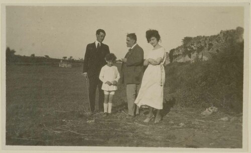 Coppia con Duilio e Adriano Cambellotti in campagna