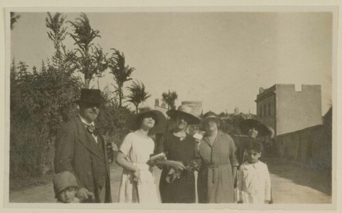 Famiglia Cambellotti e altre persone in posa per una fotografia di gruppo