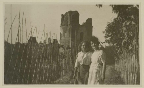 Due donne davanti ai resti del Circo di Massenzio sulla Via Appia Antica