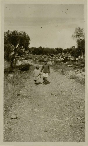 Adriano e Lucio Cambellotti durante uan passeggiata