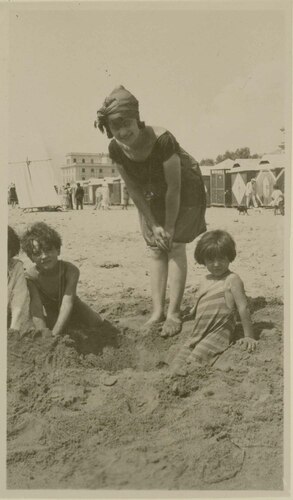 Moglie di Cambellotti in spiaggia