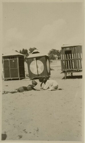 Figura femminile con Adriano e Lucio Cambellotti in spiaggia
