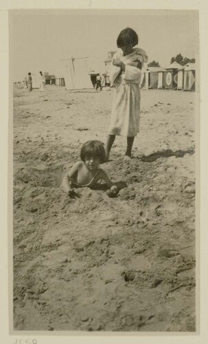 Bambino e Lucio Cambellotti al mare
