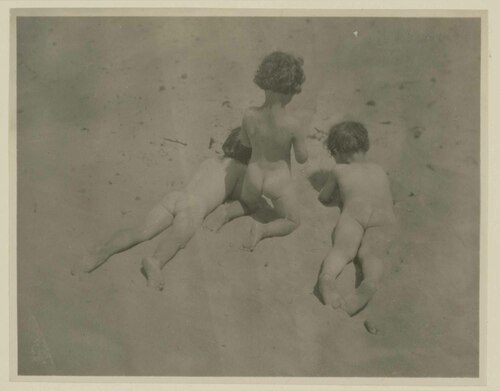 Lucio Cambellotti con altri due bambini che giocano sulla spiaggia