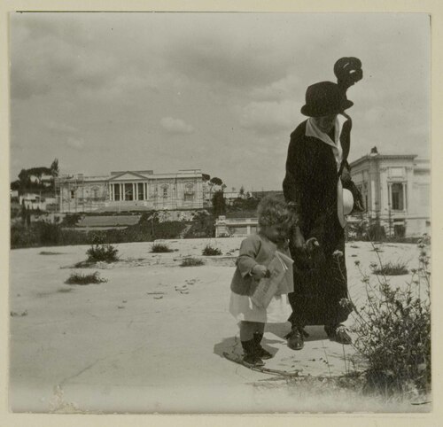 Moglie di Duilio Cambellotti con il primogenito Adriano a Villa Borghese d'inverno