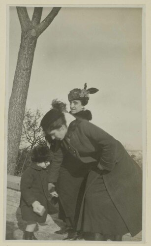 Maria Cambellotti con i due figli Adriano e Lucio e l'amica fiorentina Enrichetta Cavallari.