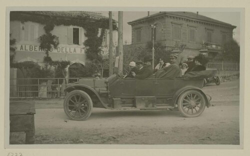 Duilio Cambellotti e altri in auto davanti ad una albergo della ferrovia