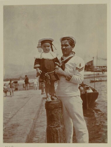 Uomo e bambino vestiti da marinai