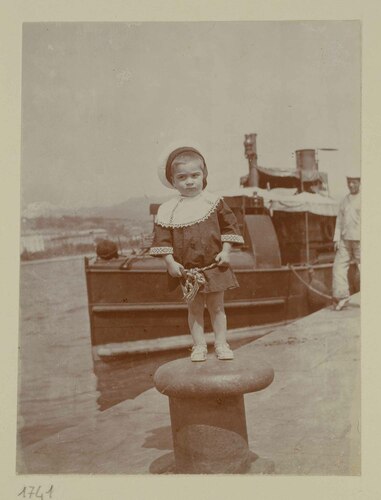 Bambino vestito da marinaio al porto