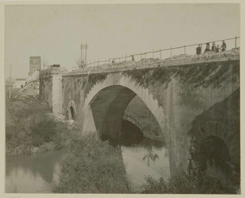 Veduta di un ponte dal basso