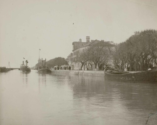 Paesaggio urbano con fiume