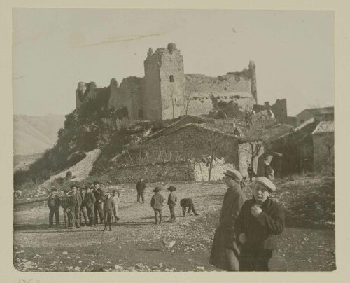 Gruppo di fanciulli con le rovine di un castello sullo sfondo