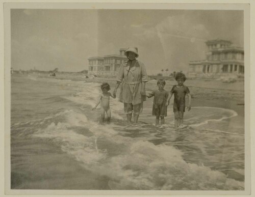Lina Marcucci con Lucio Cambellotti e altri due bambini al mare