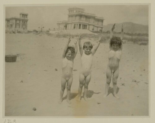 Lucio Cambellotti e altri due bambini al mare