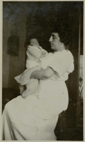 Maria Capobianco con Lucio Cambellotti appena nato