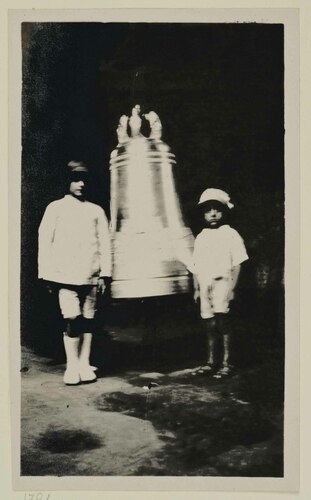 Adriano e Lucio Cambellotti ai lati della campana per la Tomba di Dante a Ravenna