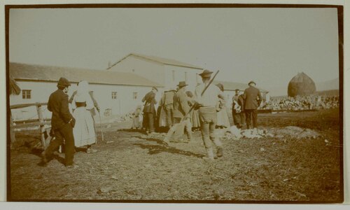 Gruppo di contadini vicino a una Capanna-Scuola dell'Agro Romano